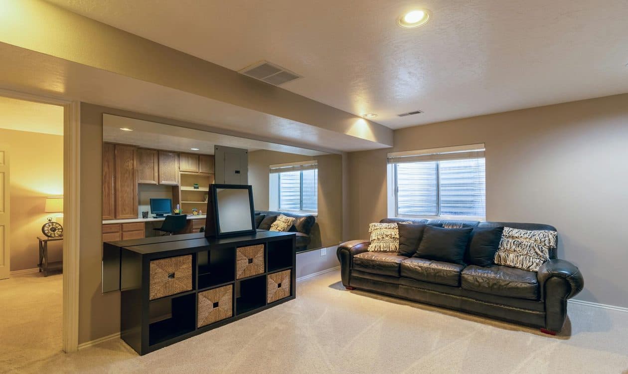 Radon mitigation fan system